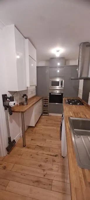 3 Bed Home In Heart Of Cardiff 0*,